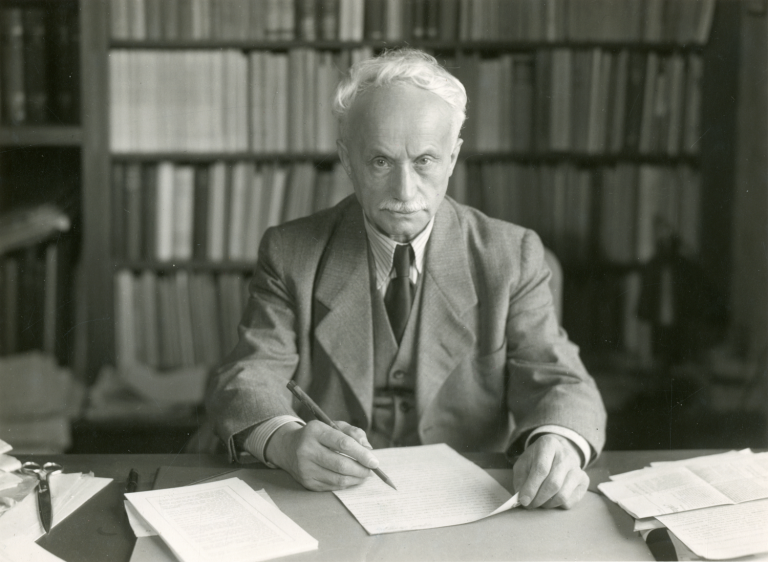 Carl Severing am Schreibtisch, 1952.