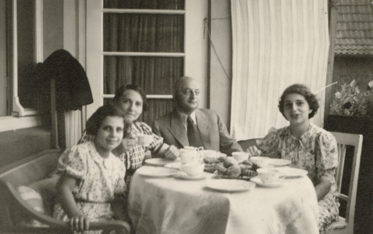 Familie Gottschalk am heimischen Kaffeetisch, 1930er Jahre.