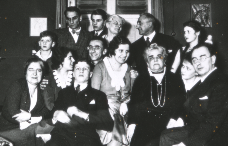 Weihnachtsfeier 1930 bei Susanne Meyer. Martha Stern (später Leffmann) in der Mitte sitzend.