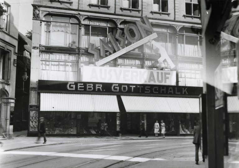 Modewarengeschäft „Gebr. Gottschalk“ in der Niedernstraße 29-31 während eines Saisonausverkaufs, um 1925.