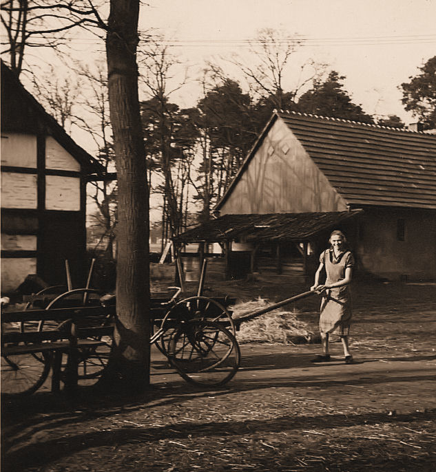Erna Kronshage auf dem Hof ihrer Eltern mit Leiterwagen.