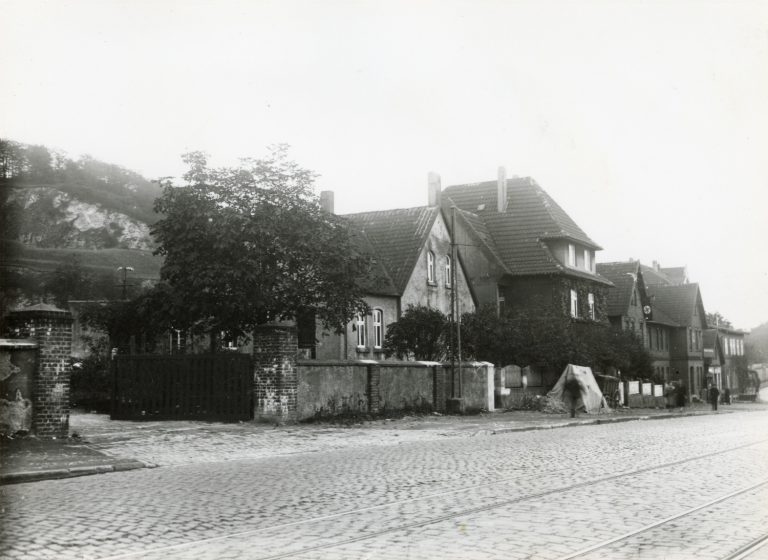 Die Bielefelder Straße in Brackwede auf Höhe des Hauses Nr. 46, um 1933.