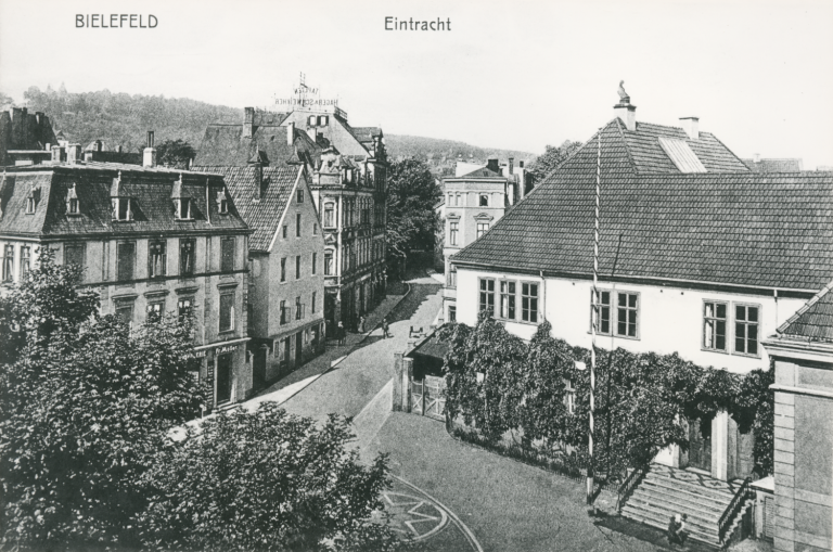 Ansicht des Klosterplatzes mit dem Vereinshaus „Eintracht“ (rechts), um 1930.