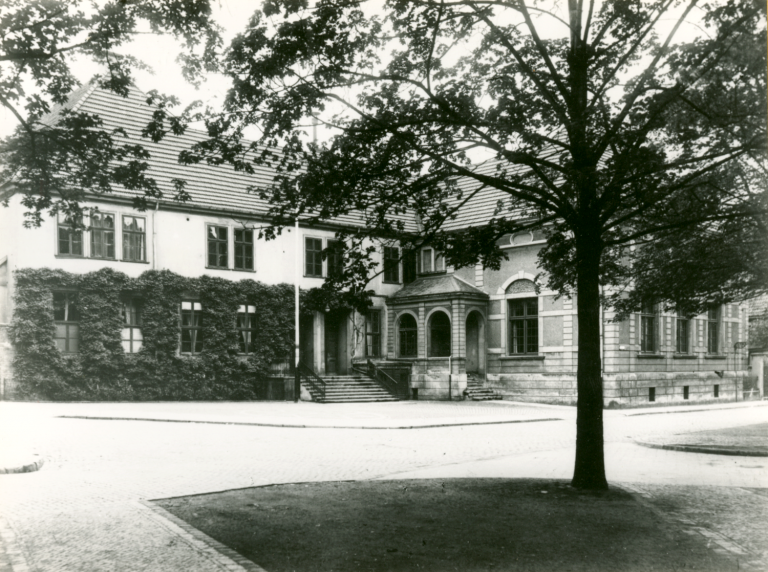 Ansicht des Vereinshauses „Eintracht“ vom Klosterplatz, um 1930.
