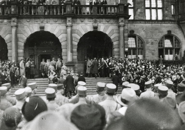 Mit Braunhemden zogen die Nationalsozialisten nach der Märzwahl 1933 in das Bielefelder Rathaus ein.