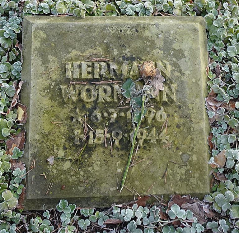 „Ehrenfeld für politische Verfolgte“ auf dem Sennefriedhof - Gedenkstein für Hermann Wörmann