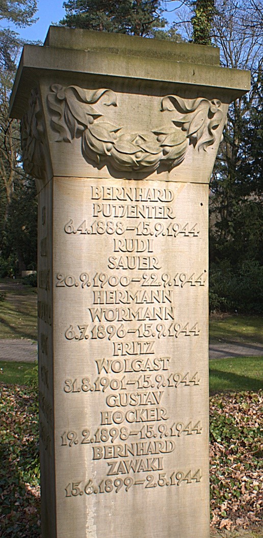 „Ehrenfeld für politische Verfolgte“ auf dem Sennefriedhof - Gedenksäule.