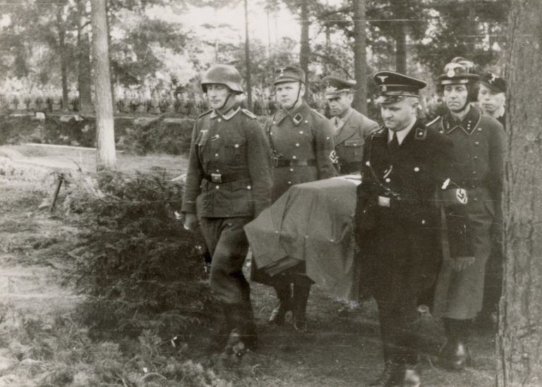 Trauerzug zur Inszenierung der Volksgemeinschaft auf dem Sennefriedhof, ca. Oktober 1944.