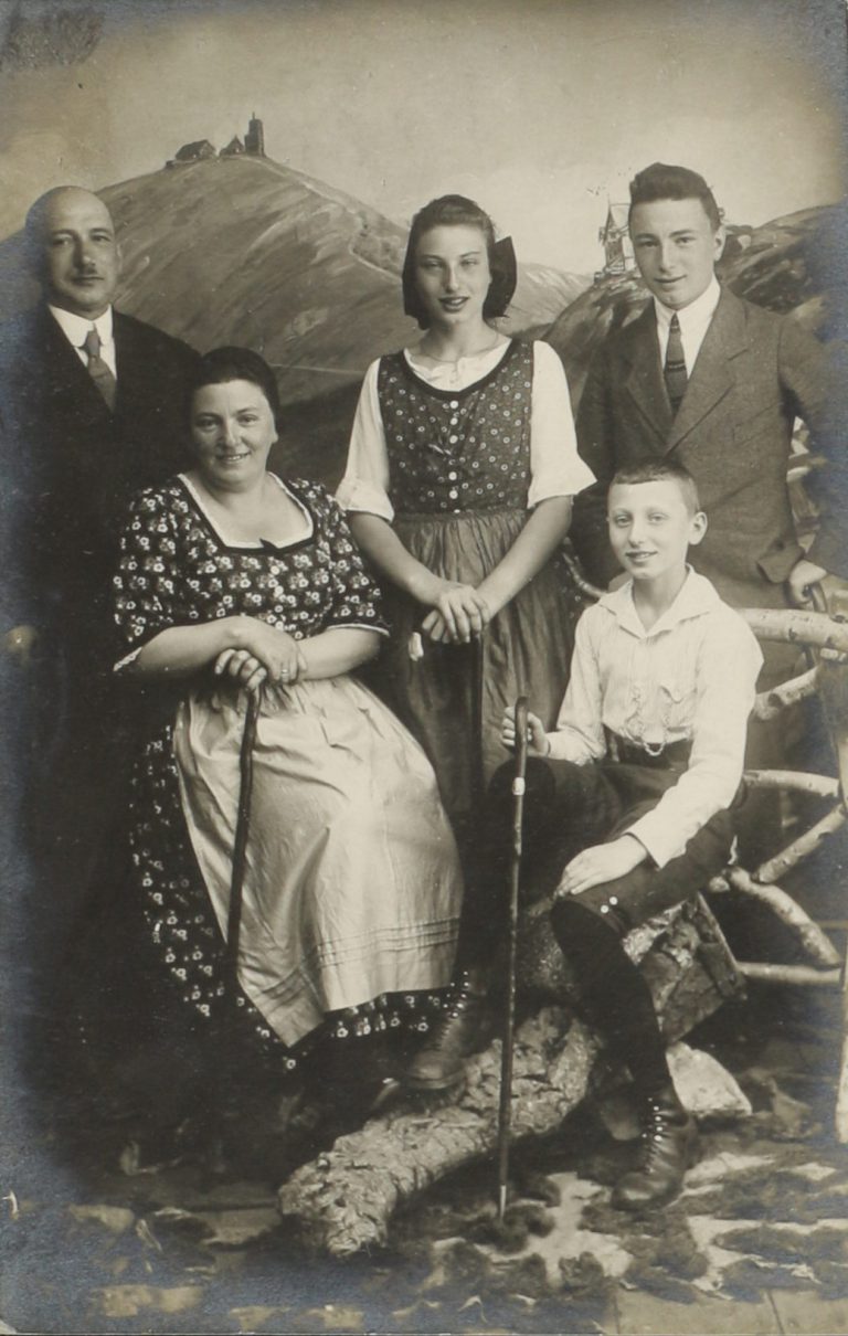 Familienportrait mit Franz, Johanna, Paul, Lotte und Karl.