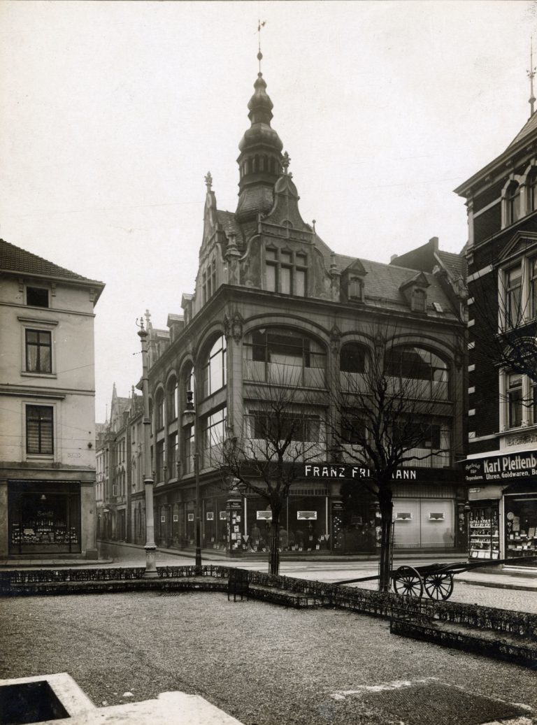 Textilkaufhaus „Franz Friedmann“ in der Niedernstr. 13-15 mit Blick zur Hagenbruchstraße, 1910.