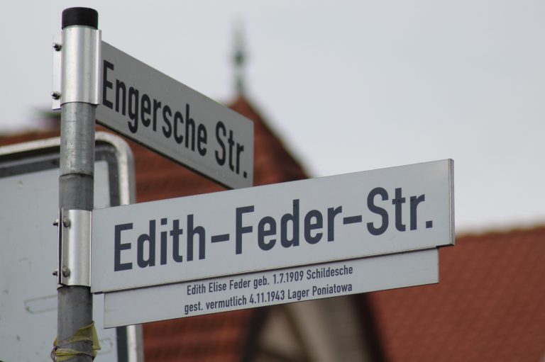 Straßenschild Edith-Feder-Straße, 2025.