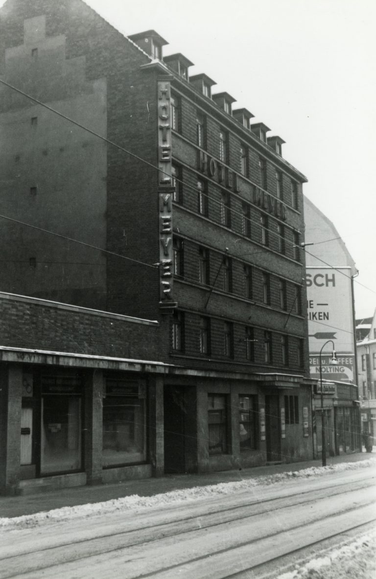 Wohnhaus und Hotel, Bahnhofstraße 42, ca. 1940.