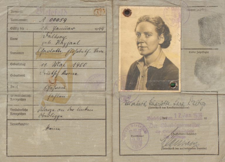 Die „Kennkarte“ von Charlotte Daltop, die sie als Jüdin ausweißt, 17. Januar 1939.