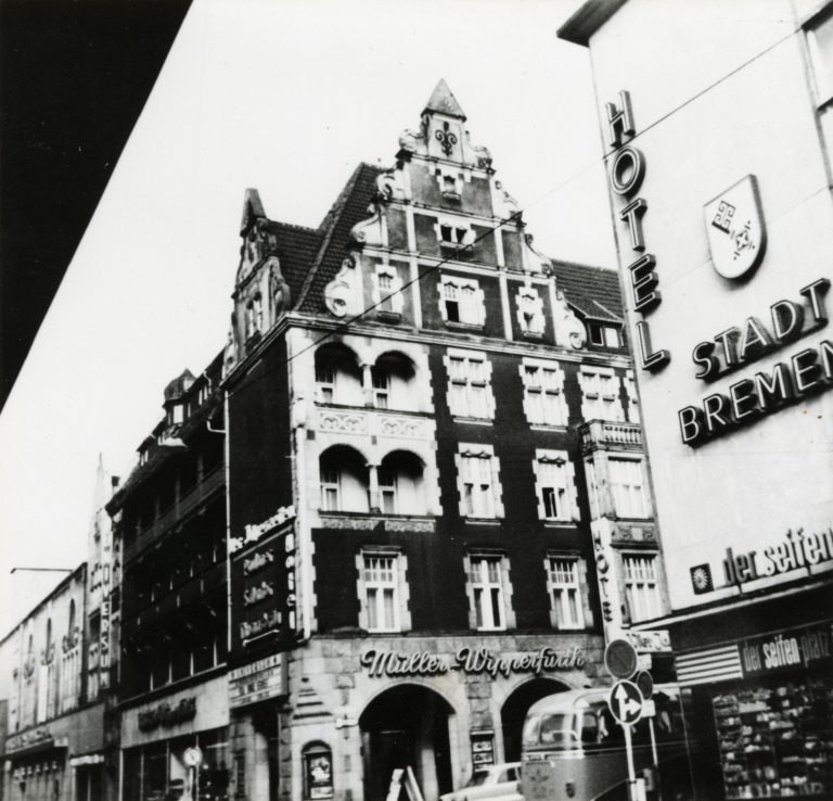 Gebäude Hotel „Stadt Bremen“ in der Bielefelder Bahnhofstraße 32, Ecke Zimmerstraße (rechts), 1967. Stadtarchiv Bielefeld, Bestand 400,3/Fotosammlung, Nr. 11-0342-139