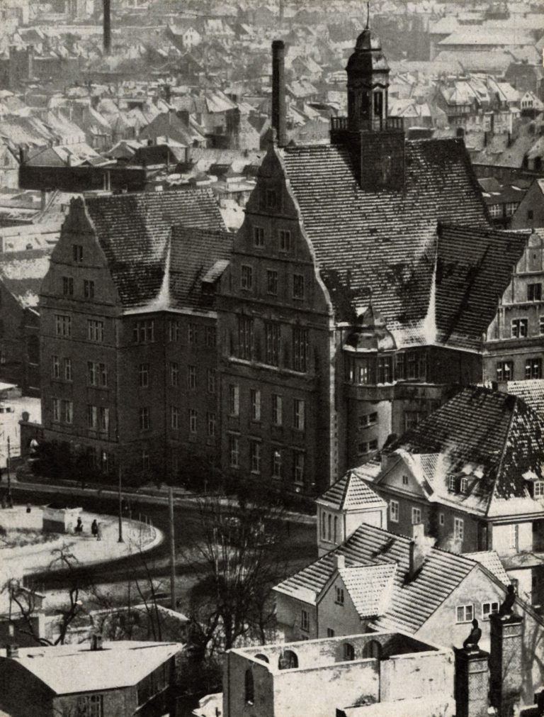 Blick auf das schneebedeckte Landgericht, 1949. Stadtarchiv Bielefeld, Bestand 400,3/Fotosammlung, Nr. 11-0532-072